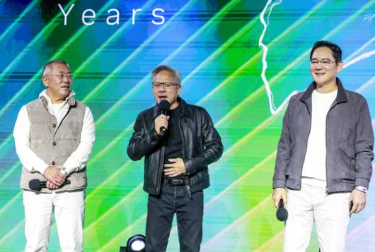 젠슨 황 엔비디아 최고경영자(CEO)가 30일 밤 서울 강남구 코엑스광장에서 지포스(GeForce) 한국 25주년을 기념해 열린 '지포스 게이머 페스티벌'에 이재용 삼성전자 회장, 정의선 현대차그룹 회장과 인사를 나누고 있다. 이가람 기자