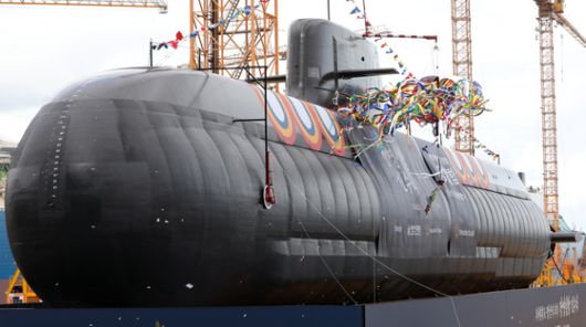 지난 22일 오후 경남 거제 한화오션 거제사업장에서 장보고-Ⅲ Batch-Ⅱ 1번함인 장영실함 진수식이 열리고 있다.  톤수 약 3600톤, 길이 약 89m인 장영실함은 대한민국 기술로 건조된 세계 최고 수준의 디젤 잠수함으로 한층 강화된 정밀 타격 능력과 수중작전능력을 바탕으로 다양한 안보위협에 효과적으로 대응 가능하다. 사진 뉴스1