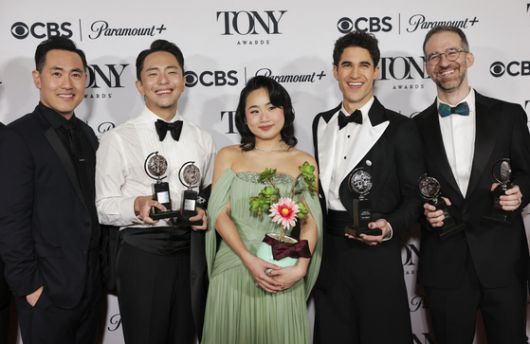 지난 1월 제78회 토니상 시상식에서 윌 애런슨(맨 오른쪽)을 비롯한 '어쩌면 해피엔딩' 제작진과 출연 배우들이 포즈를 취한 모습. 로이터=연합뉴스.