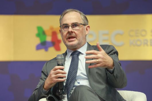 앤서니 쿡 마이크로소프트(MS) 부사장이 30일 경북 경주 예술의 전당에서 열린 아시아·태평양경제협력체(APEC) 최고경영자(CEO) 서밋에서 발언하고 있다. 공동취재