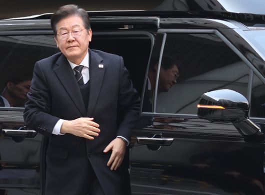 이재명 대통령이 지난 4월 1일 서울 서초구 서울중앙지법에서 열린 '대장동·위례·백현동·성남FC 사건' 1심 공판에 출석하기 위해 차에서 내리고 있다. 연합뉴스