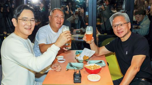 젠슨 황 엔비디아 최고경영자(CEO)가 30일 오후 서울 강남구 삼성역 인근 깐부치킨 매장에서 이재용 삼성그룹 회장, 정의선 현대차그룹 회장과 치킨 회동을 하고 있다. 김경록 기자