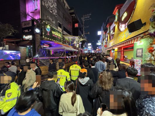 31일 서울 용산구 이태원 세계음식거리에서 일시적으로 인파가 정체돼 있다. 임성빈 기자