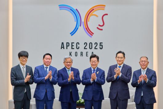 젠슨 황 엔비디아 최고경영자(CEO)가 31일 경북 경주시 경주예술의전당에서 열린 'APEC CEO 서밋' 마지막 특별 세션에서 연설하고 있다. [뉴스1]