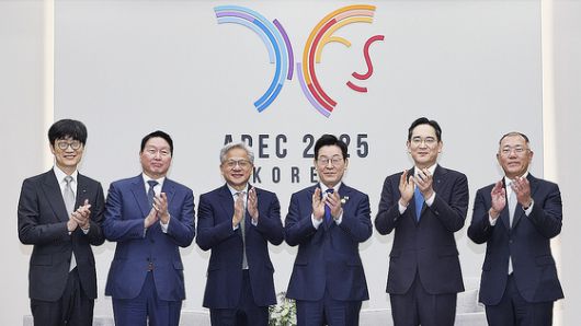 이재명 대통령이 31일 경북 경주화백컨벤션센터(HICO)에서 젠슨 황 엔비디아 최고경영자(CEO)를 접견하며 참석자들과 기념촬영을 하고 있다. 왼쪽부터 이해진 네이버 이사회 의장, 최태원 SK그룹 회장, 젠슨 황 CEO, 이 대통령, 이재용 삼성전자 회장, 정의선 현대자동차그룹 회장. 전민규 기자