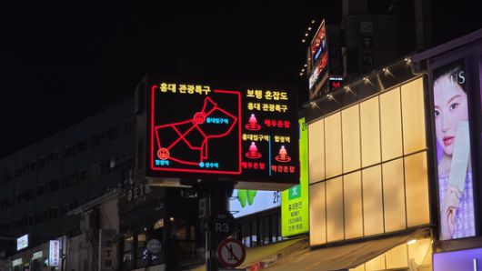 31일 서울 마포구 홍익대 정문 앞 사거리에 인파 밀집도를 표시한 지도가 전광판에 표시되고 있다. 김창용 기자