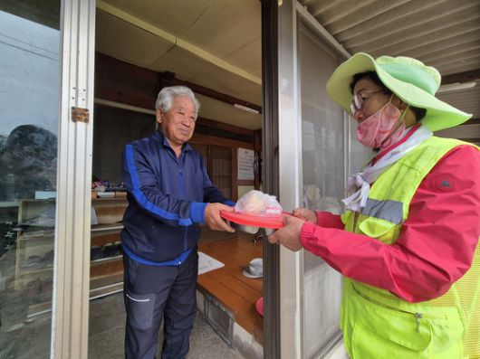 지난 30일 전남 고흥군 고흥손맛반찬 1호점에서 배달팀 어르신이 지역 내 노인들에게 도시락 전달하고 있다. 황희규 기자
