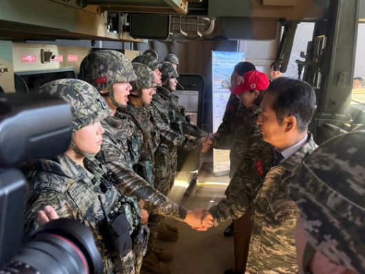 정청래 더불어민주당 대표가 지난달 16일 백령도에 방문해 국회 국방위원회 현장시찰을 진행하고 있다.