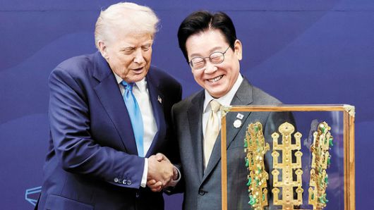 대통령실이 29일 경주 한미 정상회담 오찬 메뉴를 공개했다. 사진 왼쪽부터 신안 새우와 고흥 관자, 완도 전복 등 우리 해산물에 트럼프 대통령의 고향인 뉴욕의 성공 스토리를 상징하는 '사우전드아일랜드' 드레싱이 곁들인 전채요리, 경주 햅쌀로 지은 밥과 공주밤, 평창 무·당근, 천안 버섯, 미국산 갈비를 사용한 갈비찜, 'PEACE!'(평화!)를 레터링한 감귤 디저트. 사진 대통령실