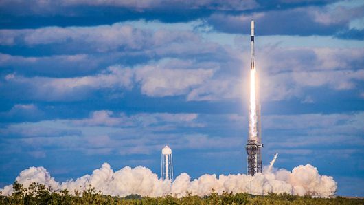 한국군 정찰위성 4호기를 탑재한 미국 우주기업 스페이스Ⅹ의 발사체 '팰컨9'이 한국시간 지난해 4월 22일 오전 9시 48분(현지시간 21일 오후 8시 48분) 미국 플로리다주 케이프커내버럴 우주군 기지에서 발사되고 있다. 사진 SpaceX 제공 영상 캡처