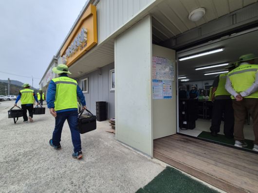 지난 30일 전남 고흥군 고흥손맛반찬 1호점에서 배달팀 어르신들이 지역 내 노인들에게 전달할 도시락을 옮기고 있다. 황희규 기자