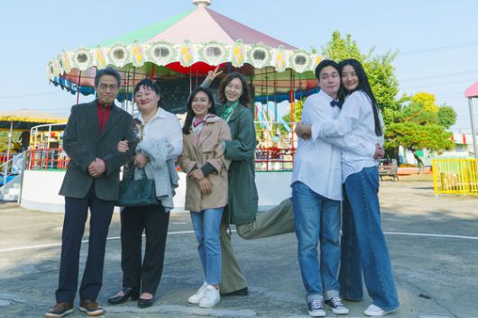 영화 '비밀일 수밖에'는 자신의 비밀을 감추고 살던 정하(장영남)가 아들 진우(류경수) 커플과 예비 사돈의 갑작스런 방문으로 인해 일상에 균열이 가는 과정을 그린 블랙 코미디다.  사진 슈아픽처스, AD406