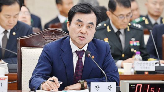 안규백 국방부 장관이 13일 서울 용산구 국방부 청사에서 열린 국방위원회의 국방부 등에 대한 국정감사에서 의원질의에 답변하고 있다. 국회사진기자단