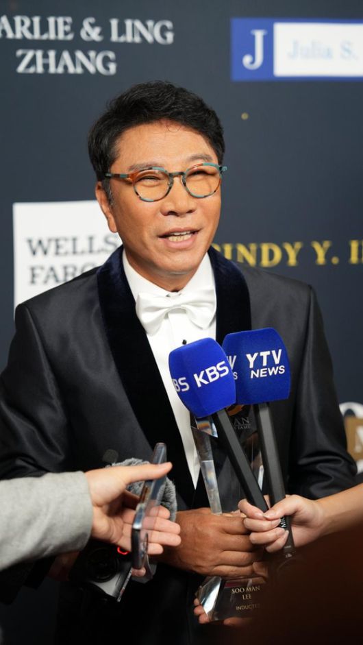 이수만 A2O엔터테인먼트의 키 프로듀서이자 비저너리 리더가 ‘2025 아시안 홀 오브 페임(Asian Hall of Fame)’ 명예의 전당에 헌정돼 지난 1일(현지시각) 미국 LA에서 열린 시상식에 참석했다. 사진 A2O엔터테인먼트