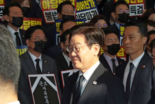 추경호 국민의힘 의원(가운데)이 4일 국회에서 열린 의원총회에서 피켓을 들고 구호를 외치고 있다. 임현동 기자