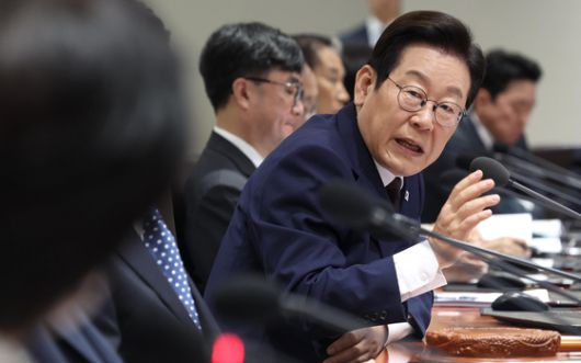 이재명 대통령과 김민석 국무총리가 14일 오전 서울 대통령실에서 열린 제45회 국무회의에서 원민경 성평등가족부 장관에게 질의하고 있다. [대통령실사진기자단] 2025.10.14.