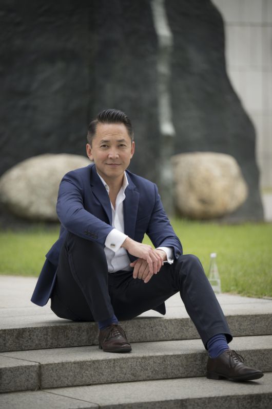 박찬욱 감독의 HBO드라마 '동조자'의 원작을 쓴 베트남계 미국인 작가 비엣 타인 응우옌. 사진 민음사