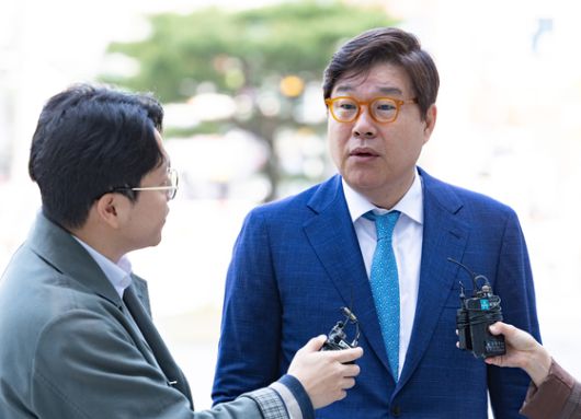 대북송금 관련 혐의로 기소된 김성태 전 쌍방울그룹 회장이 지난해 4월 경기도 수원시 영통구 수원지방법원에서 열린 공판에 출석하며 취재진 질문에 답변하고 있다. 뉴스1