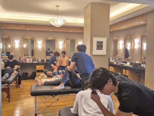 투어 챔피언십이 열리는 테디밸리 골프장 파우더룸에서 피지오 서비스를 받는 선수들. 성호준 기자