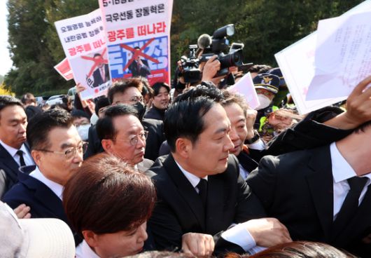 장동혁 국민의힘 대표가 6일 오후 광주 북구 국립5·18민주묘지에서 참배를 위해 참배단으로 향하고 있다. 이 과정에서 장 대표 지지자들과 시민단체 회원들 사이에서 서로 밀치거나 고성이 오가는 등 충돌이 빚어졌다. 연합뉴스