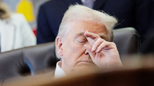 도널드 트럼프 미국 대통령이 6일(현지시간) 워싱턴 백악관에서 진행한 체중 감량제 가격 인하 협정 발표 도중 굳은 표정을 짓고 있다. 로이터=연합뉴스