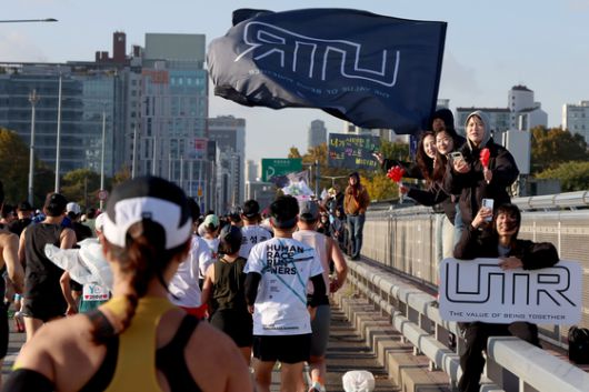 양화대교에서 응원하는 사람들. 장진영 기자