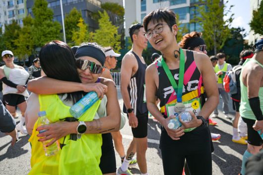 완주 메달을 받고 감격하는 러너들. [사진 러너블]