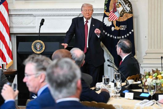 도널드 트럼프 미국 대통령이 지난 5일(현지시간) 백악관 국빈식당에서 공화당 상원의원들과의 조찬 간담회에서 필리버스터 무력화 등을 요구했다. 그러나 공화당 상원의원들은 이러한 요구에 응하지 않고 있다. AFP=연합뉴스