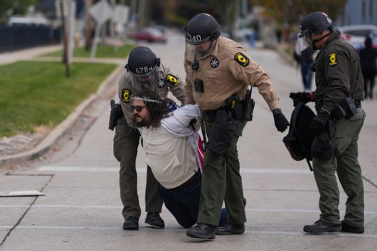 지난 1일(현지시간) 미국 일리노이주 시카고 교외 브로드뷰에서 진행된 시위 도중 한 시위자가 강제 연행되고 있다. 로이터=연합뉴스