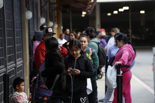 6일(현지시간) 미국 캘리포니아주 오클랜드에서 알라메다 카운티 커뮤니티 푸드 뱅크가 사회복지국과 협력하여 마련한 팝업 식량 배급소에서 사람들이 식량을 수령하기 위해 줄을 서 있다. 이 팝업 식품 저장실은 연방 정부 셧다운의 직접적 결과로 발생한 보충영양지원프로그램(SNAP) 식품 자금 공백 기간 동안 추가 수요를 메우기 위한 임시 조치다. EPA=연합뉴스