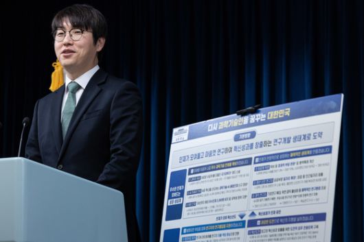 이재명 대통령이 7일 대전 유성구 국립중앙과학관에서 '다시 과학기술인을 꿈꾸는 대한민국' 국민보고회 참석자들과 기념촬영을 하고 있다. 연합뉴스