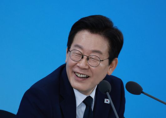 하정우 AI미래기획수석이 7일 서울 용산 대통령실 청사에서 과학기술인 국민보고회 관련 브리핑을 하고 있다. 뉴스1