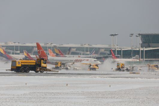 인천공항공사에서 지난 몇 년간 기록해온 제설작업 장면. 사진 인천공항공사