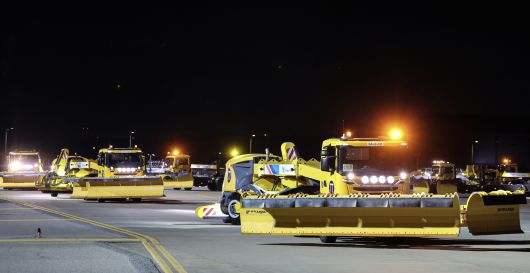 2활주로로 진입하는 제설장비들.