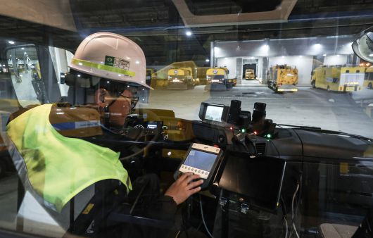 신대호 대리가 액체살포기에 탑승에 출동준비를 하고 있다.