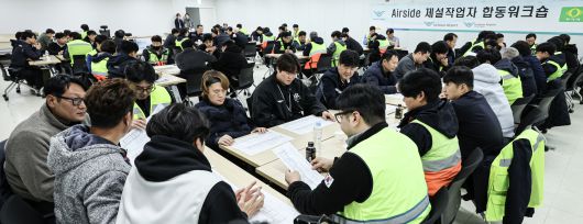 훈련에 앞서 토의를 하고 있는 팀원들.