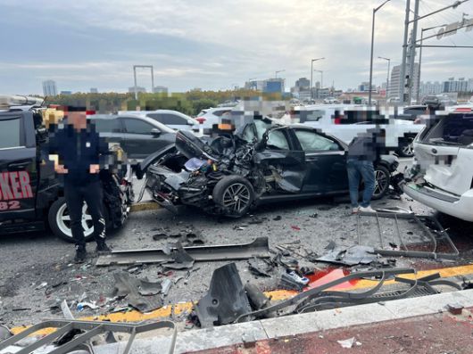 8일 오후 대전 유성구 도룡동 신세계백화점 앞 도로에서 6중 추돌 사고가 발생해 차량들이 크게 파손돼 있다. 이 사고로 16명이 다쳤다. 사진 대전소방본부= 뉴스1