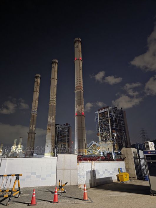 8일 울산 남구 동서발전 울산화력발전소 보일러 타워 붕괴현장에서 소방대원들이 매몰자 수색 및 구조작업을 벌이고 있다. 뉴스1