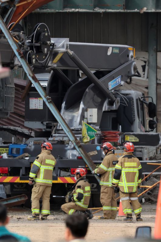 7일 오후 울산 남구 동서발전 울산화력발전소 보일러 타워 붕괴현장에서 소방대원이 매몰자 수색 및 구조작업을 벌이고 있다. 뉴스1