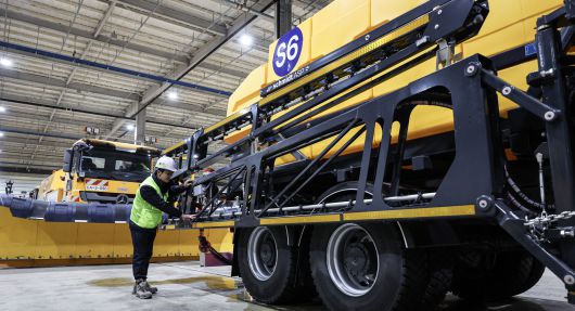 신대호 대리가 동절기장비고F에서 액체살포기의 노즐을 점검하고 있다.