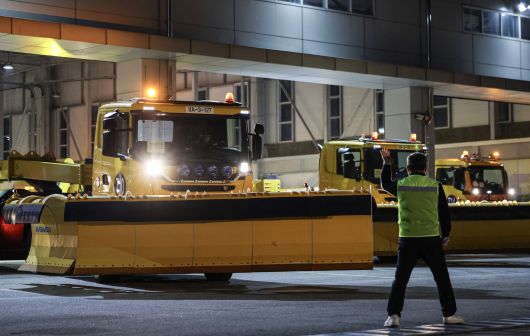 이필호 팀장이 훈련을 시작하기 위하여 동절기장비고E에서 출동하는 견인식제설장비의 정렬을 맞추고 있다.