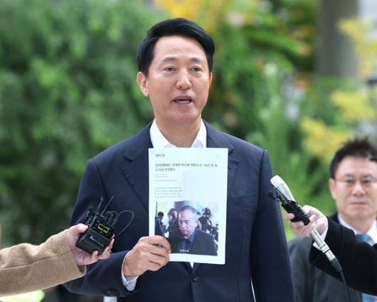 지난달 23일 국회 행정안전위원회의 서울시 국정감사에 출석한 명태균씨와 오세훈 시장. 연합뉴스