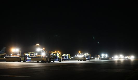 지난 3일 밤 인천공항 제설종합훈련에 투입된 제설장비들이 대형에 맞춰 이동하고 있다.