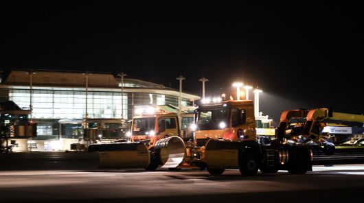 T2 R17 유도선교량을 지나가는 제설장비들.