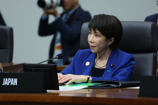 다카이치 사나에 일본 총리가 지난달 31일 경주화백컨벤션센터(HICO)에서 열린 2025 아시아태평양경제협력체(APEC) 정상회의 제1세션에서 이재명 대통령의 발언을 듣고 있다. 연합뉴스