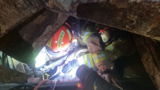 한국동서발전 울산발전본부 울산화력발전소 내 보일러 타워 붕괴 사고 사흘째인 8일 오전 발전소 내 붕괴한 기력 5호기 보일러 타워 양옆으로 4·6호기가 위태롭게 서 있다. 연합뉴스