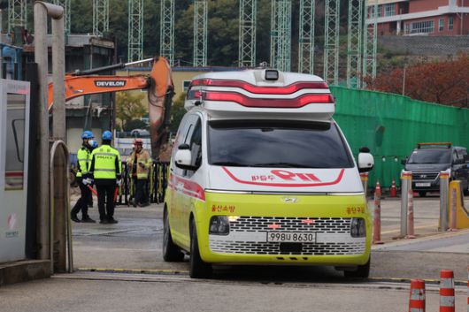 9일 오전 한국동서발전 울산발전본부 울산화력발전소에서 3번째 수습된 사망자 시신을 실은 구급차가 발전소 현장을 빠져나가고 있다. 사진 연합뉴스