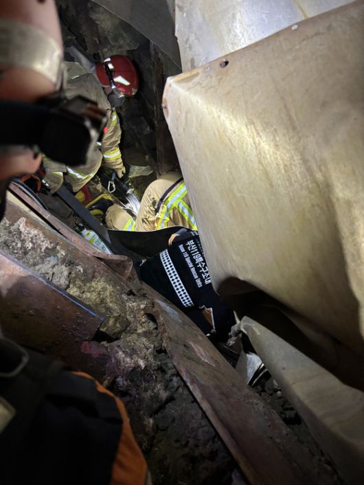 울산 화력발전소 붕괴된 타워 내부에서 구조활동을 하고 있는 부산 119특수대응단 특수구조대원들의 모습. 사진 부산119특수대응단