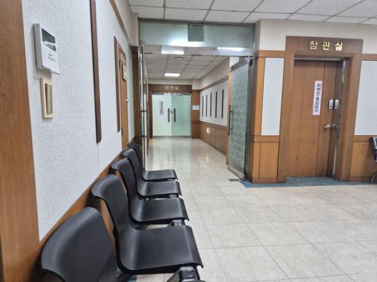 9일 오전 울산화력발전소 붕괴 현장에서 수습된 매몰자를 병원 이송전 소방대원들이 고인에 대한 예우를 갖추고 있다. 사진 소방청