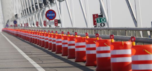인천대교가 투신사고 방지를 위해 설치한 드럼통들. 하지만 교통 안전 문제 등이 제기되면서 지난 8월 철거됐다. [연합뉴스]